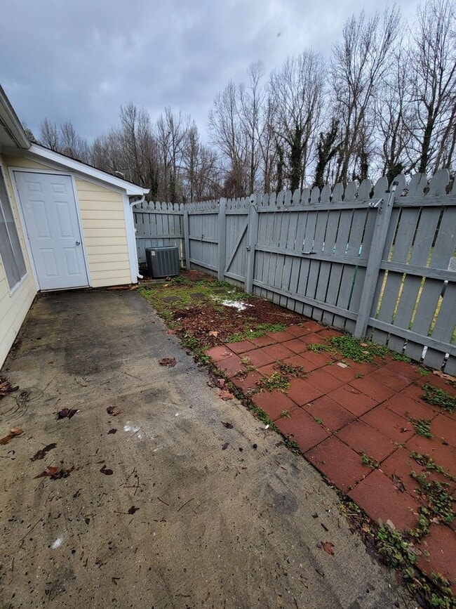 Building Photo - 2 BR 2 bath townhome
