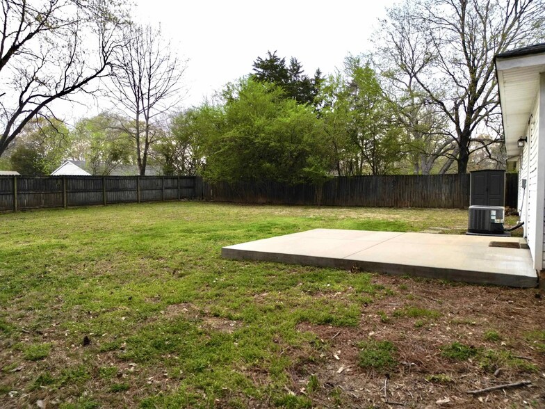 Building Photo - 925 Greenview Rd