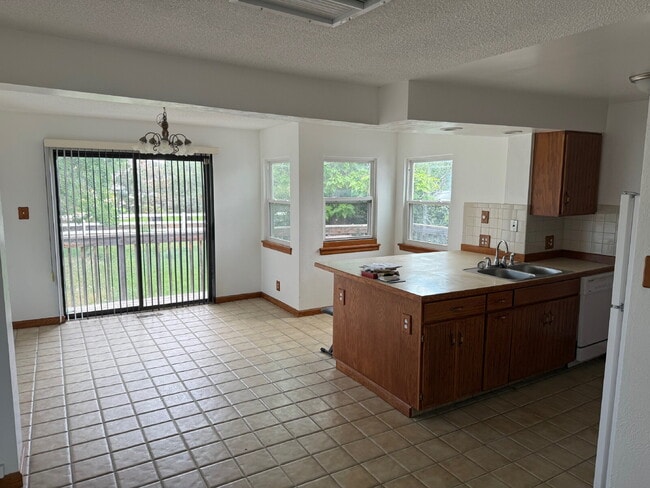 Building Photo - "Charming 2-Bedroom Upstairs of Duplex Ret...