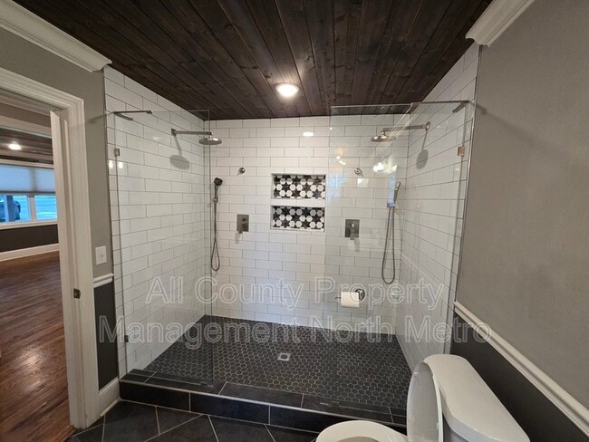 Building Photo - 545 Lakeview Dr