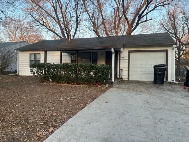 Building Photo - LARGE 2 BEDROOM HOME WITH OVER 1000 SQ. FT. OF LIVING SPACE, FAMILY ROOM, LIVING ROOM & SINGLE GA...