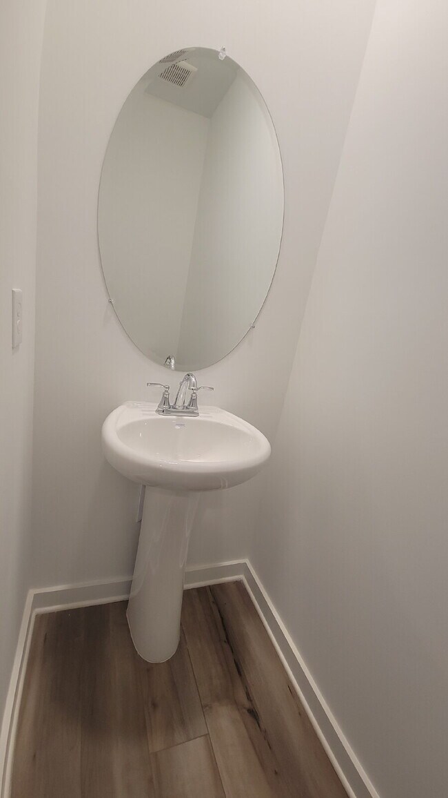 Building Photo - 7589 Discovery Pt Dr NW