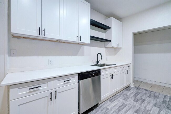 Building Photo - 1328 NE 8th St