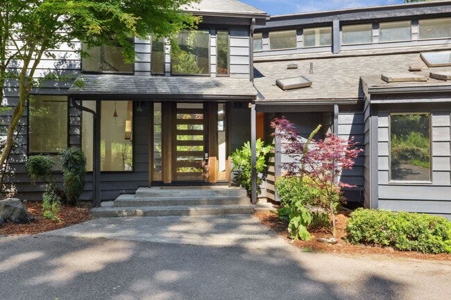 Building Photo - Stunning 3,146 Sq. Ft. Olympia Waterfront ...