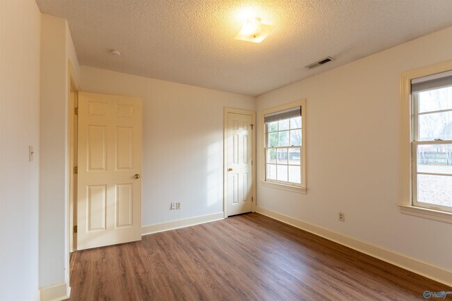 Building Photo - 106 Cranberry Way
