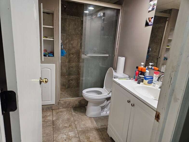 Building Photo - 10259 Englewood Dr