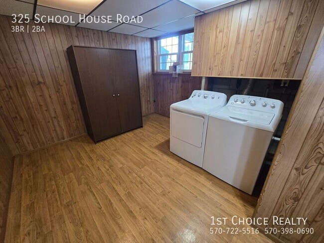 Building Photo - 325 Schoolhouse Rd