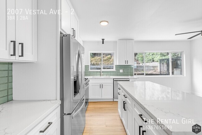 Building Photo - Gorgeous 3 Bed/2 Bath in Echo Park! | Secl...