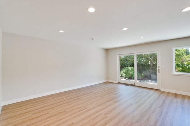Building Photo - $8500-Mountain View  4 bedroom 3 baths in great neighborhood!