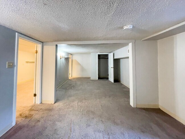 Building Photo - Short walk to Ball State!