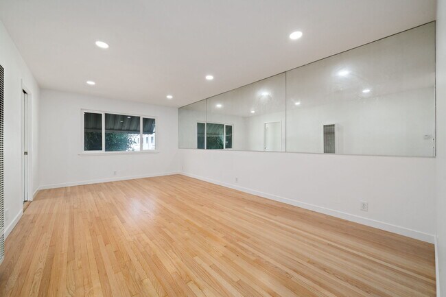 Building Photo - 734 Linden Ave