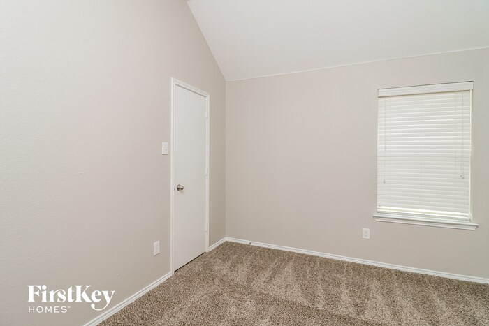 Building Photo - 1124 Manhassett Ct