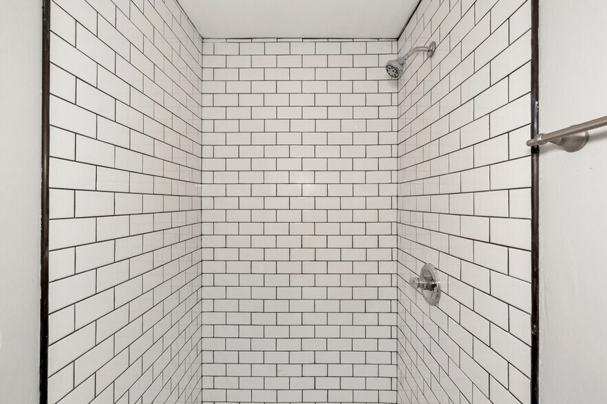 Building Photo - 2206 Walnut St SW