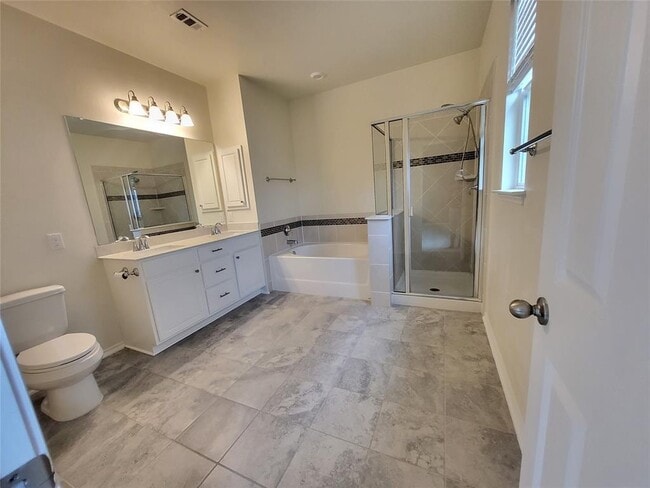 Building Photo - 817 Solitude Dr