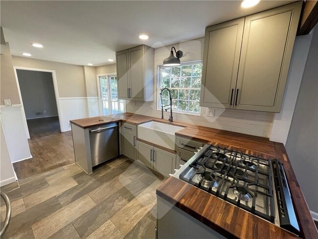 Building Photo - 9935 La View Cir