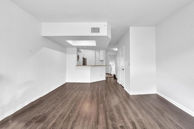 Building Photo - 725 SW 148th Ave