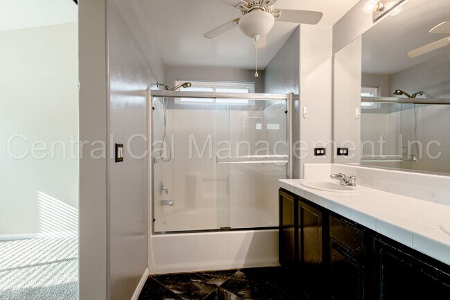 Building Photo - 3 Bedroom/2 Bath Home with Solar in the De...