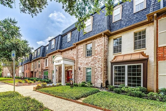 Building Photo - 353 N Post Oak Ln
