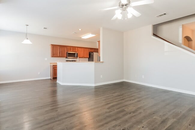 Building Photo - 609 Cove Ct