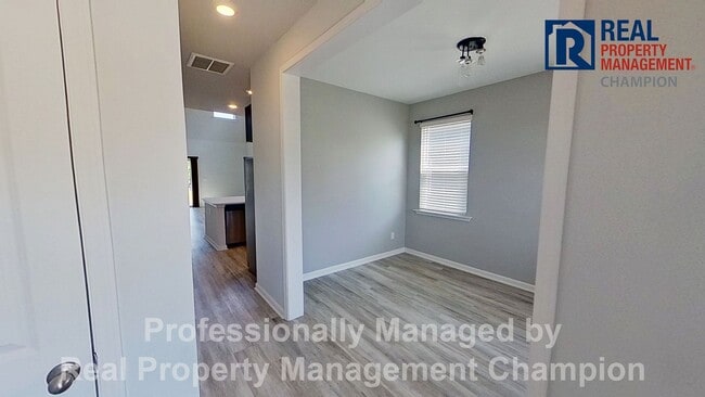 Building Photo - Beautiful and Spacious End Unit Townhouse