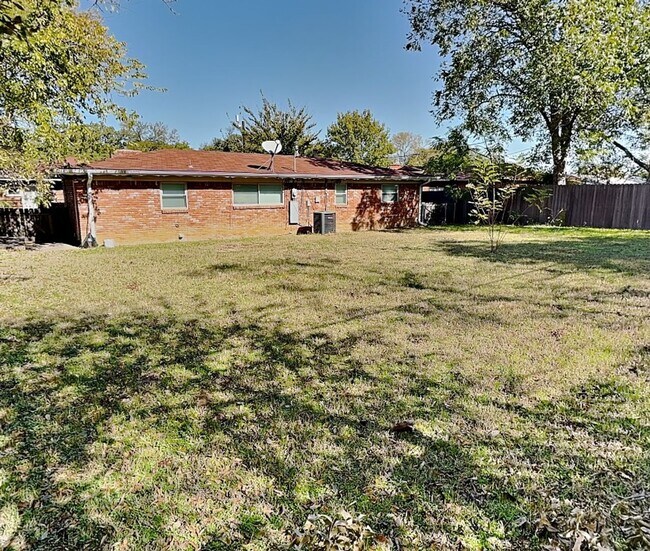 Building Photo - Adorable One-Story Brick Home in East Green Hill, Fort Worth! $500 off the first full month's ren...