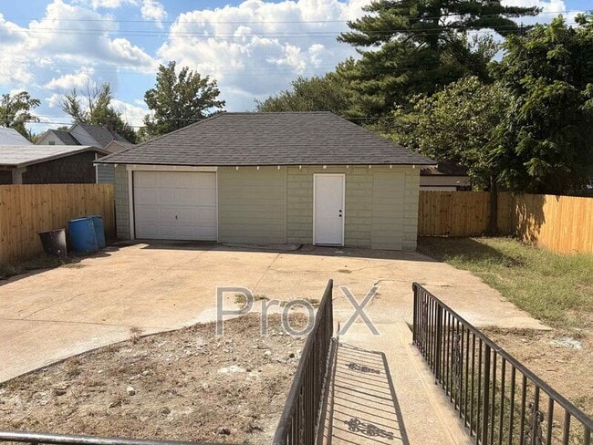 Building Photo - 1712 S Connor Ave