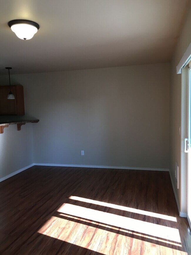 Building Photo - 3 Bedroom Duplex in SW Redmond