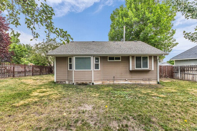 Building Photo - Charming Farmington Home in Peaceful Cul-de-Sac