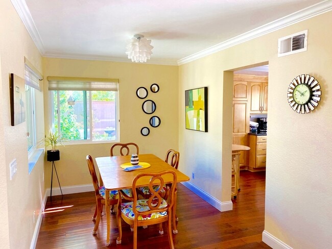 Building Photo - Beautiful End Unit Townhome in Fantastic A...