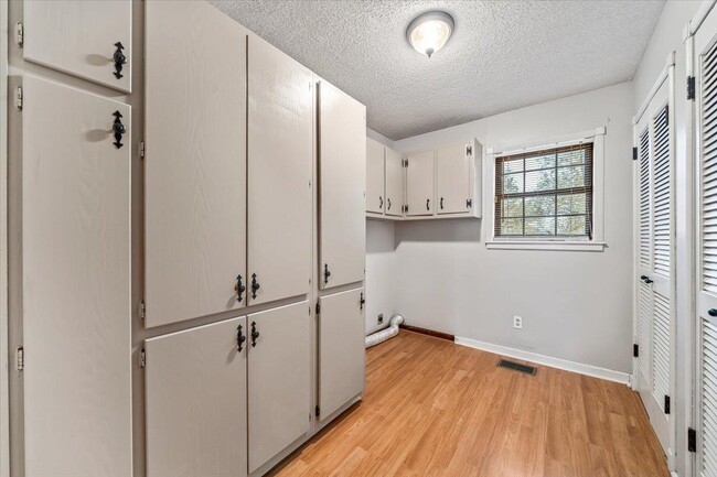 Building Photo - 10060 Rosemark Rd