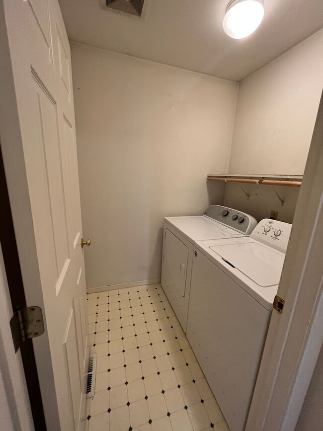 Building Photo - 3 Bed 1.5 Bath Townhouse w/ Garage Close t...