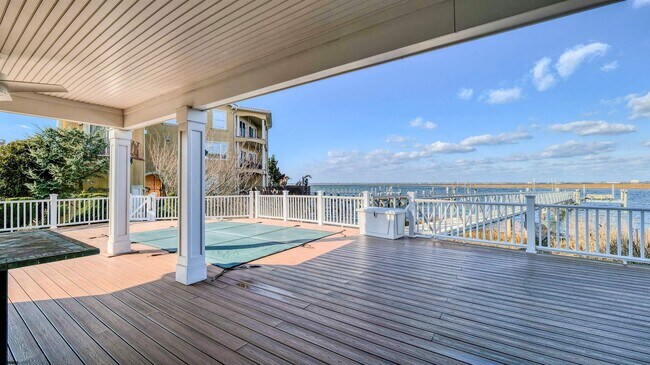 Building Photo - 909 N Cambridge Ave