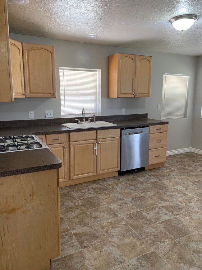 Building Photo - 423 E 450 S