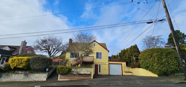 Building Photo - Two-Story Manette Home