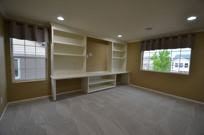 Building Photo - 4 bedrooms and large loft in Banning Lewis...