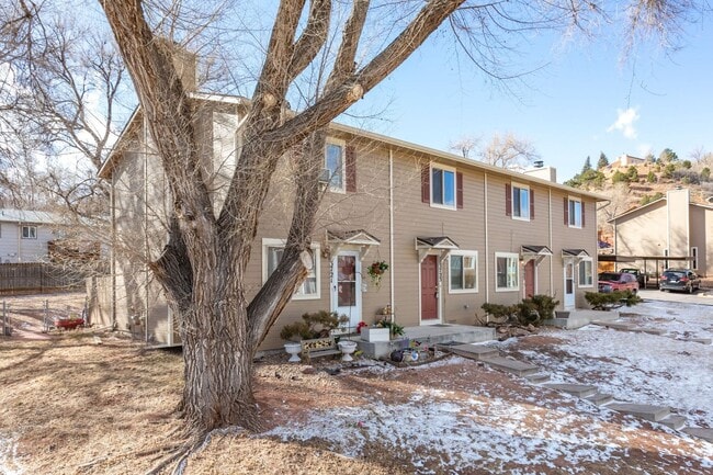 Building Photo - Spacious 2-Bed, 2-Bath Fourplex Unit in Prime Location!