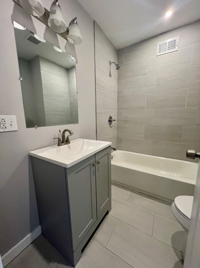 Building Photo - Renovated 4-Bedroom Townhome in Germantown...