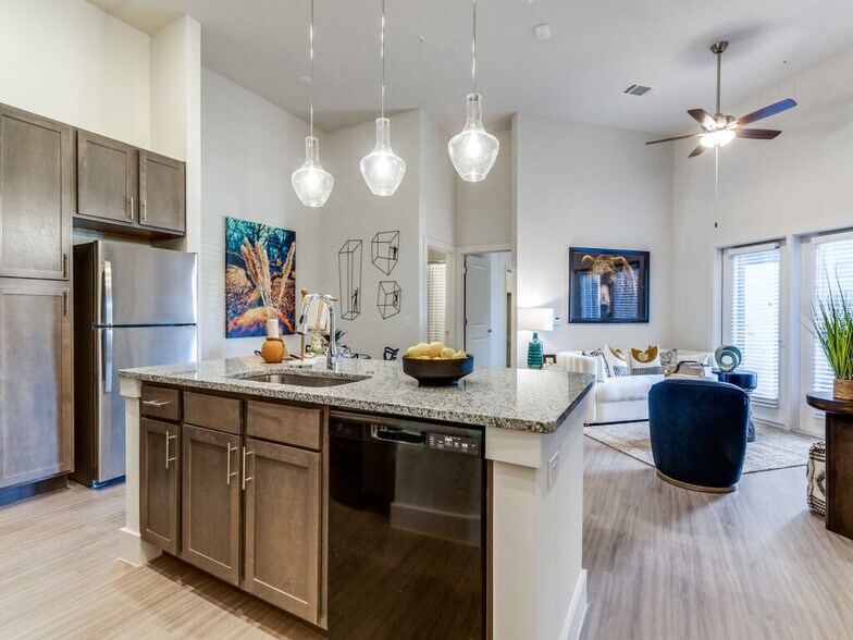 Building Photo - Palladium Carver Living