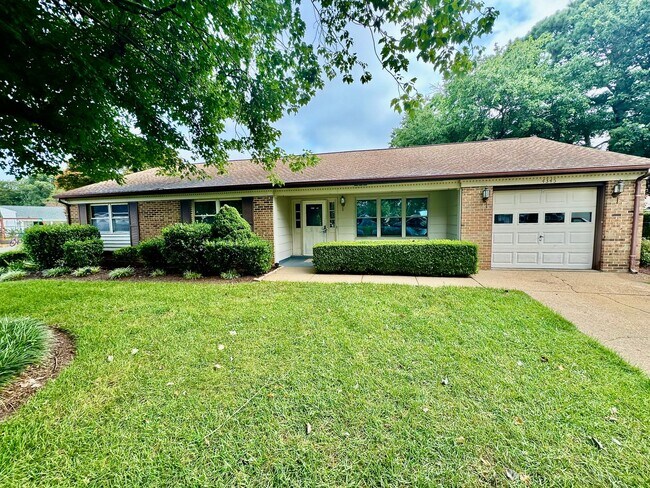 Primary Photo - Newly Painted 4BR/2BA house in Pembroke Me...