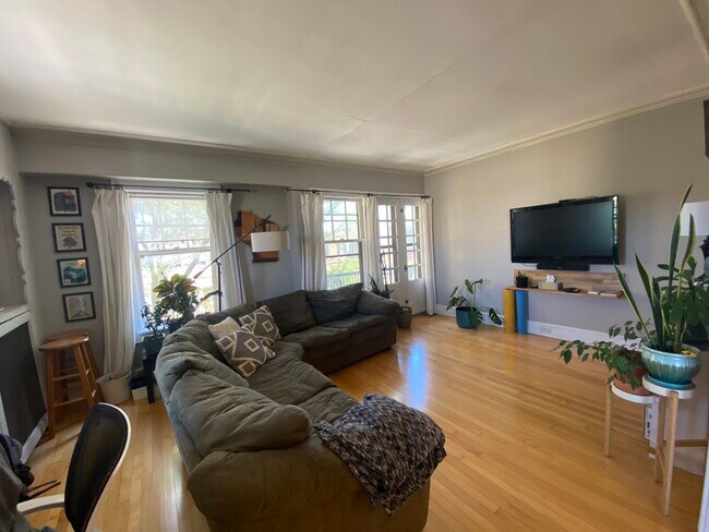 Living Room View 1 - 2011 N Prospect Ave