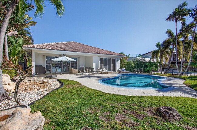 Building Photo - 513 S Riverside Dr