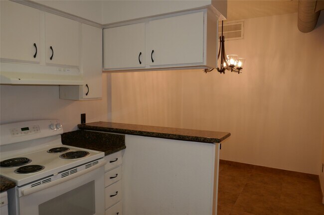 Building Photo - 2100 Tanglewilde St