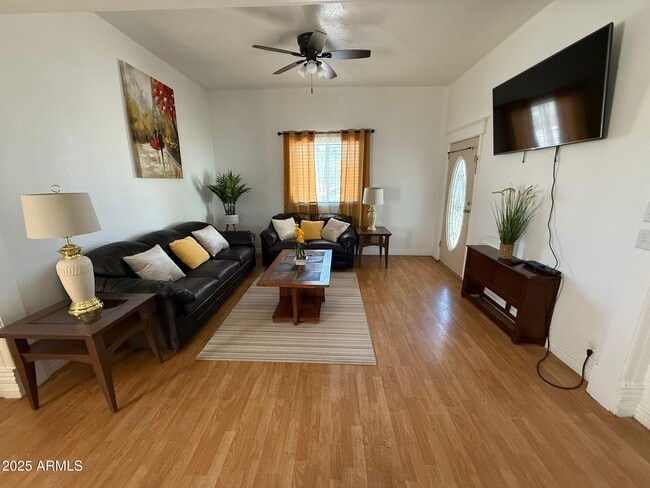 Building Photo - 851 E 9th St