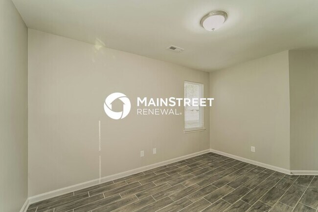 Building Photo - 2 Bedroom Pet-Friendly Home in Charlotte, NC with Main Street Renewal
