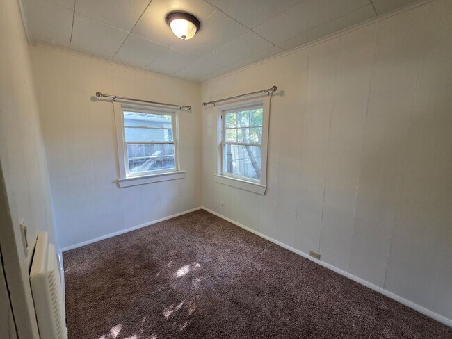 Building Photo - 1044 NW Conklin Ave
