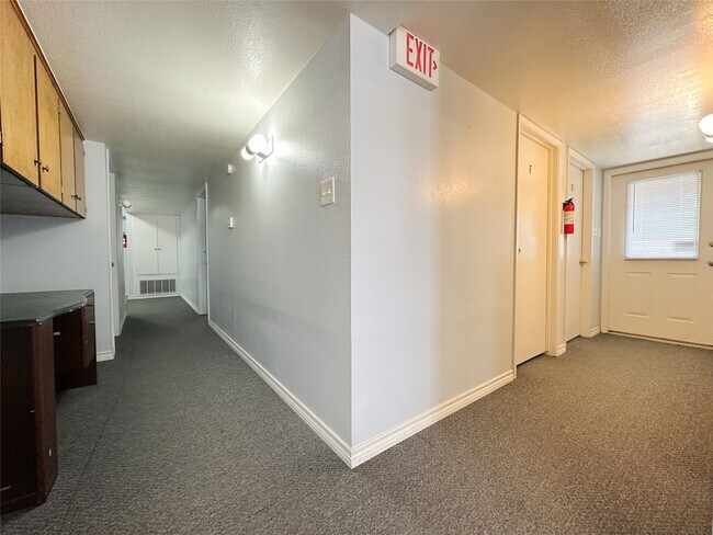 Building Photo - 702 N Richmond Rd
