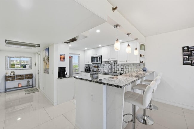 Building Photo - 4015 W Palm Aire Dr
