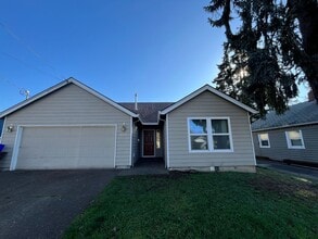 Building Photo - Amazing 3 Bd 2 Bath home in Historic Gladstone! Attached garage and Private yard! Easy access to ...