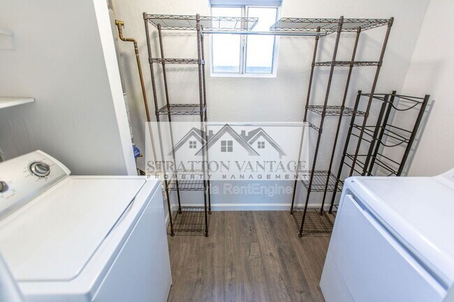 Building Photo - 111 E Manhatton Dr