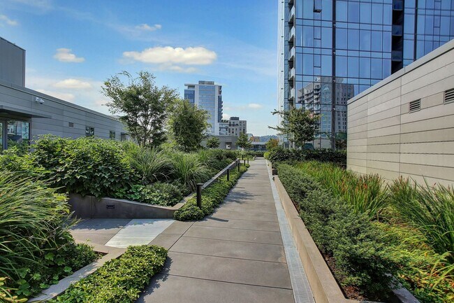 Building Photo - First Month's Rent FREE! Stunning East facing Pearl District condo located in The Vista Condomini...